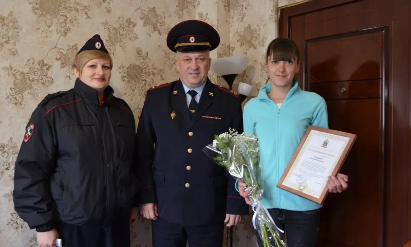 Полицейские наградили женщину, заступившуюся за кондуктора в Бийске