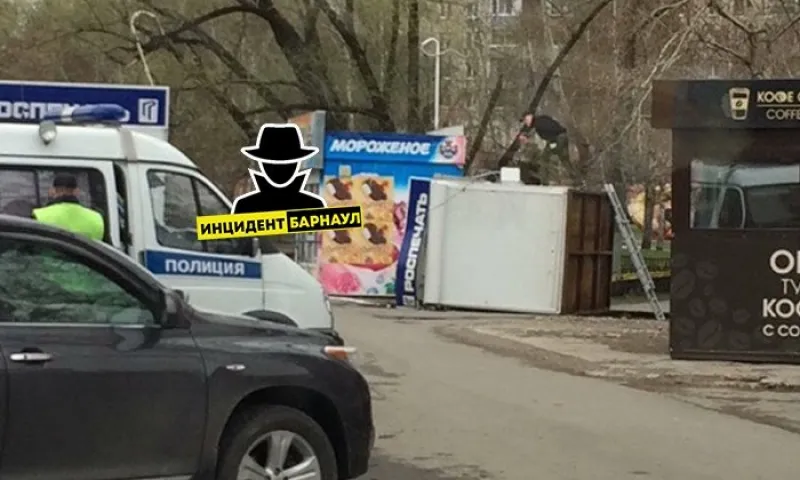 Неизвестные перевернули ларёк в Барнауле