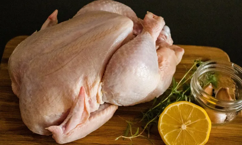 Рыба, курица, мясо: житель Алтайского края ограбил продуктовый магазин