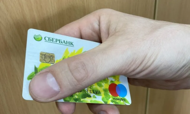 Студентка украла с карты однокурсницы более 73 тысяч рублей в Залесовском районе