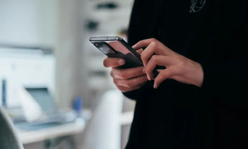 Украсть за 60 секунд: студент из Бийска был пойман на краже дорогого смартфона