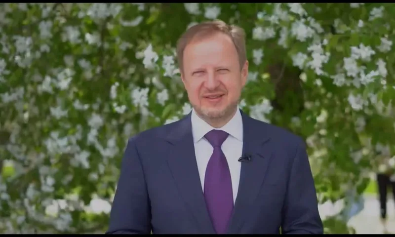 Виктор Томенко поздравил выпускников Алтайского края 