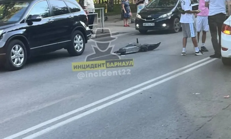 Парень на электросамокате столкнулся с двумя машинами в Барнауле