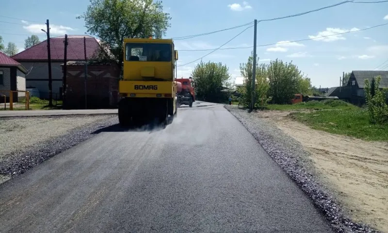 Дорожники продолжают ремонтировать дороги к селам Алтайского края