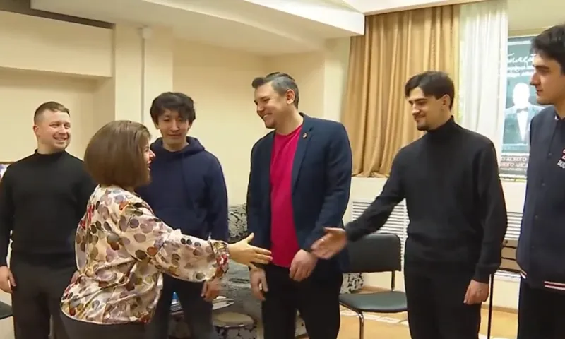 Коллектив барнаульского мужского вокального ансамбля исполнил мечту поклонницы в ее день рождения