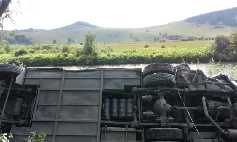 Автобус с 33 детьми опрокинулся в Алтайском крае. Обновлено