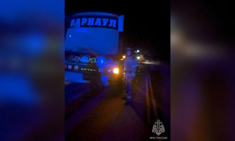 Спасатели помогли пассажирам заглохшего автобуса в Алтайском крае