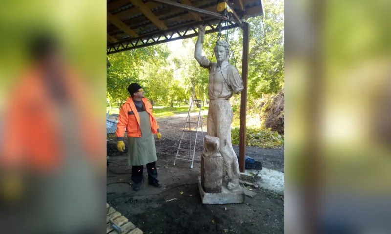В барнаульском парке восстанавливают утерянную статую советского рабочего