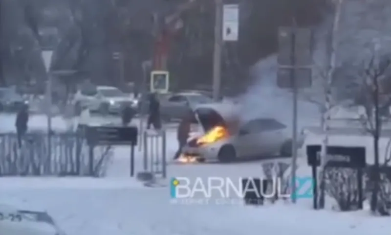 Автомобиль загорелся на Павловском тракте в Барнауле 