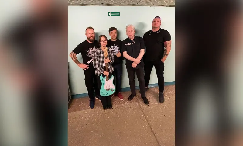 Группа «Северный флот» встретилась с особенной жительницей Барнаула