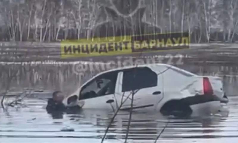 Автомобиль съехал в кювет и начал тонуть в талых водах в Алтайском крае