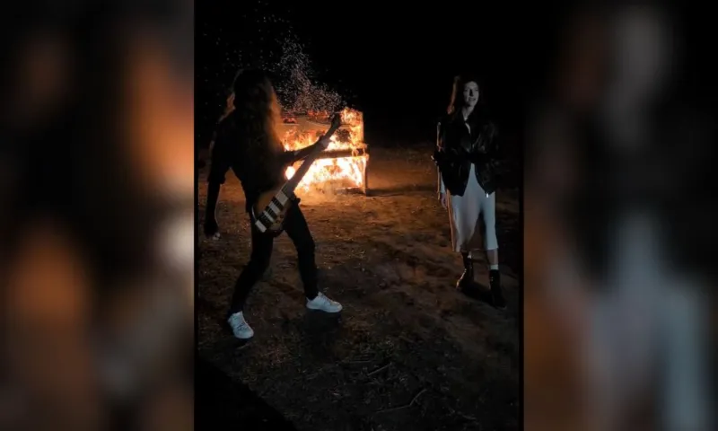 На съёмках клипа барнаульской артистки сожгли пианино