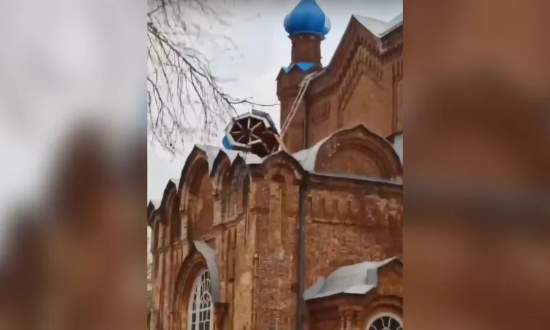 Ветер сорвал купол с храма Казанской иконы Божьей Матери в Бийске