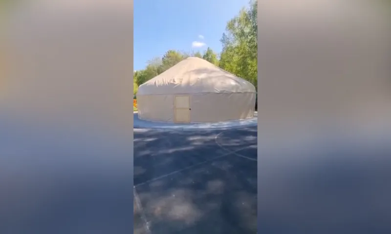 Настоящую юрту установили в барнаульском зоопарке