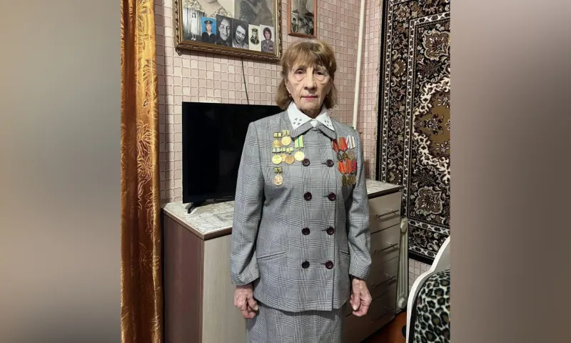 Жительнице Рубцовска вручили юбилейную медаль в честь 80-летия полного освобождения Ленинграда от фашистской блокады