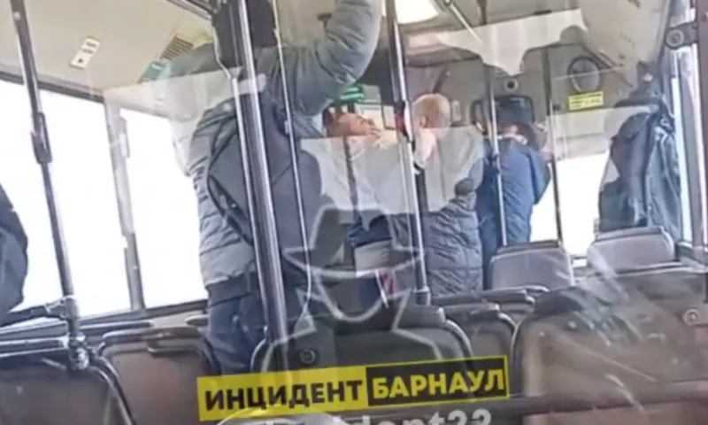 Трое мужчин подрались в барнаульском автобусе