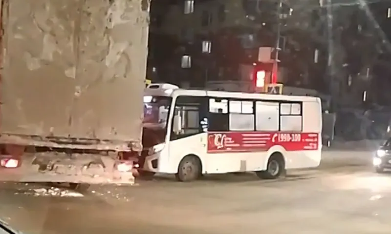 Большегруз и автобус столкнулись в центре Барнаула