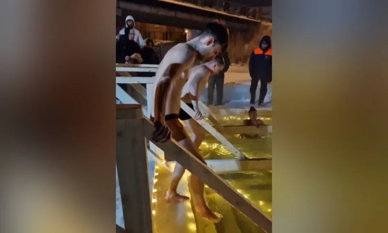 Крещенские купания в Республике Алтай. Видео
