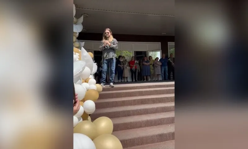 Известный певец выступил для выпускников одной из барнаульских школ