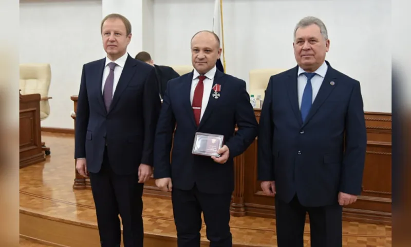 Боевую награду вручили депутату Алтайского краевого Законодательного Собрания Владимиру Громову 