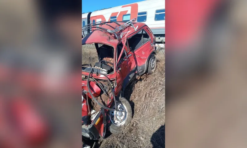 Автомобиль попал под поезд в Алтайском крае. Водитель погиб