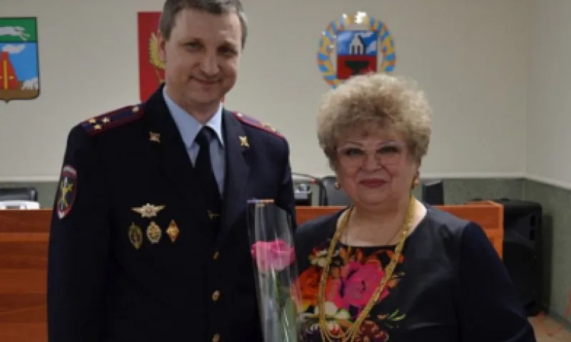 Председатель совета ветеранов ОВД помогла выявить закладчика с крупной партией наркотиков в Барнауле