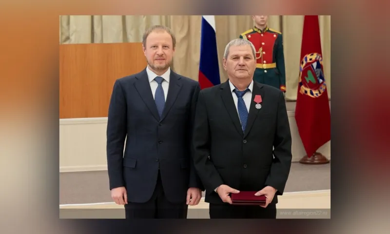 Виктор Томенко вручил жителям Алтайского края федеральные и региональные награды