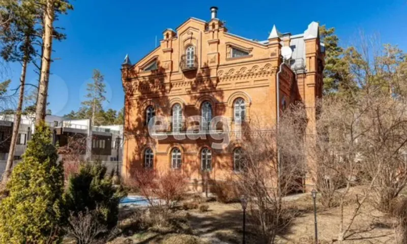 Четырёхэтажный дом продают в Барнауле за 60 миллионов