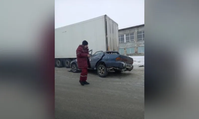 В Барнауле автомобиль попал под колёса фуры