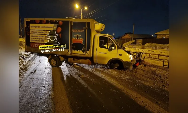 «Газель» осталась без колёс в результате ночного ДТП в Барнауле