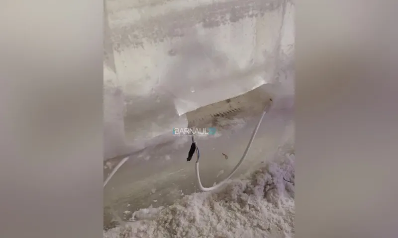 Вандалы похитили прожекторы из новогоднего городка на площади Сахарова в Барнауле