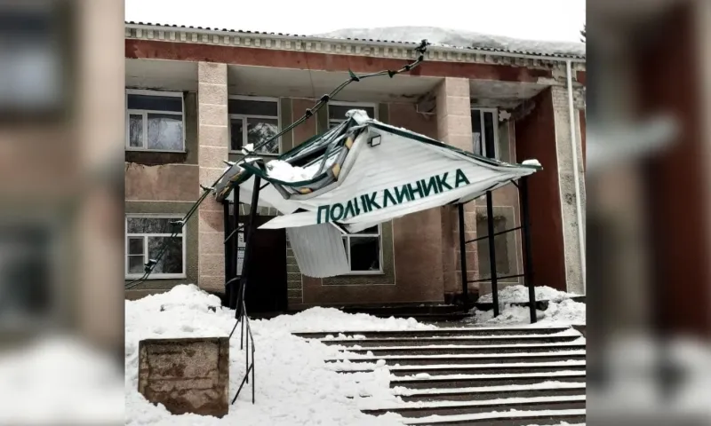 Козырек поликлиники обрушился под тяжестью снега в Залесово