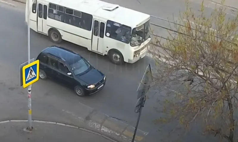 В Бийске автобус сбил девочку на пешеходном переходе
