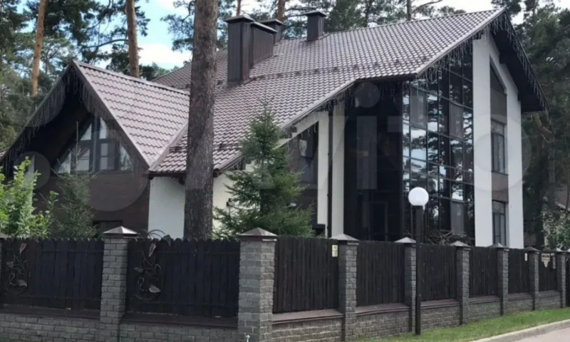 Дом с дизайнерским ремонтом и забавной детской комнатой продают в Барнауле за 88 миллионов
