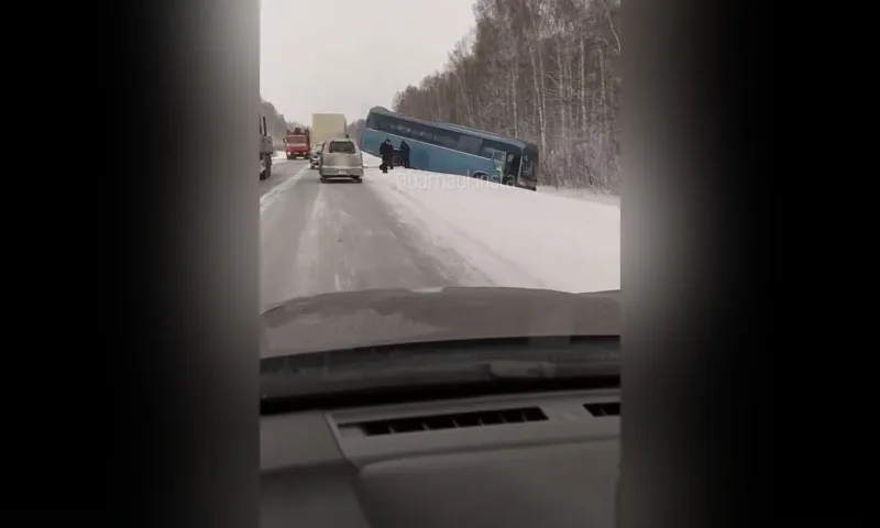 Автобус с пассажирами слетел в кювет на трассе Барнаул – Новосибирск