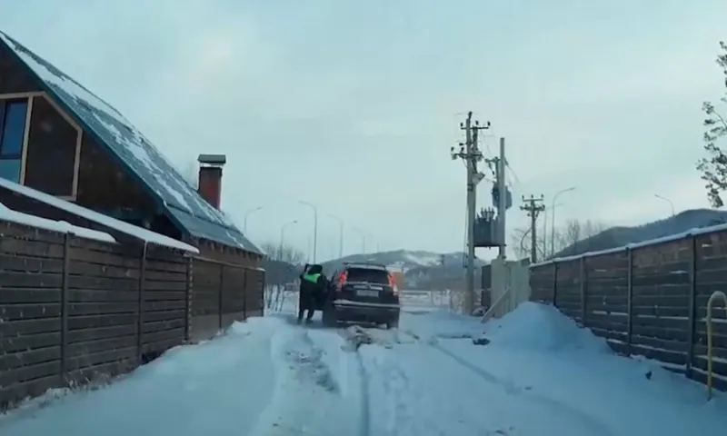 На Алтае пьяный подросток угнал автомобиль и сбил пешехода