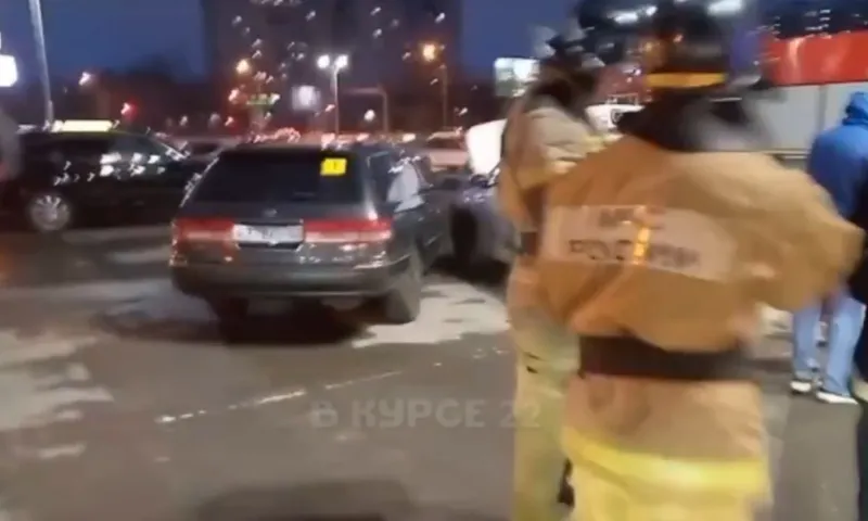 Массовое ДТП произошло возле барнаульского торгового центра