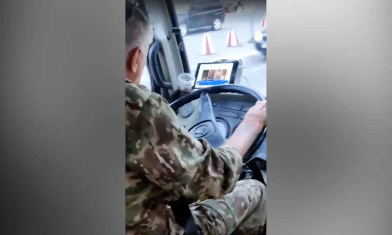 Водителя барнаульского автобуса застали за просмотром видео для взрослых