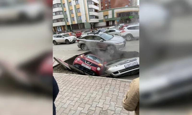 Два автомобиля в Новосибирске провалились в дыру с кипящей водой в асфальте