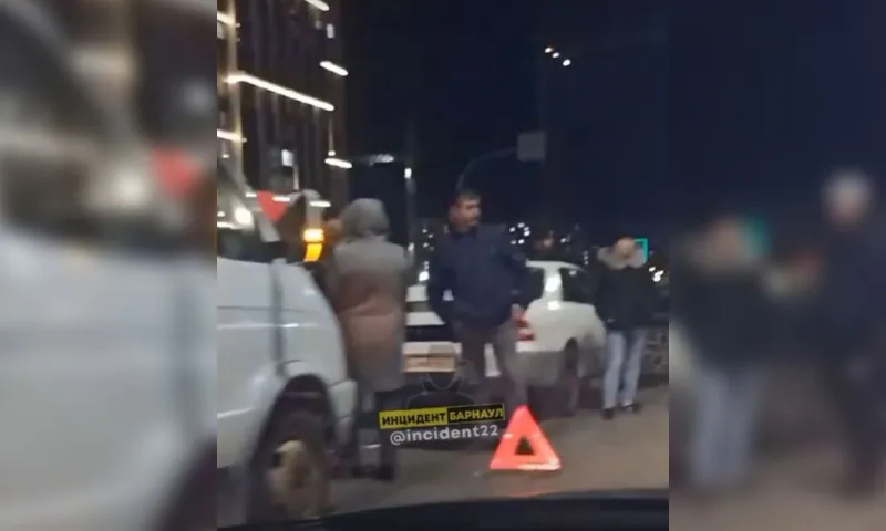 Несколько автомобилей столкнулись на Солнечной поляне в Барнауле