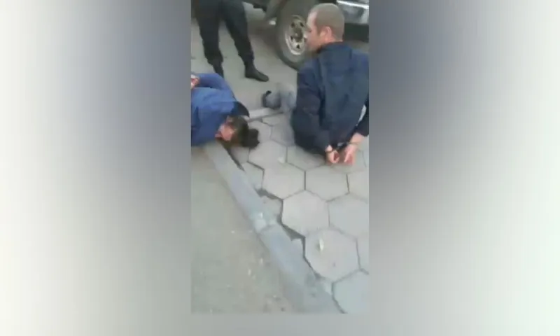 В Барнауле на полицейского напали с нунчаками