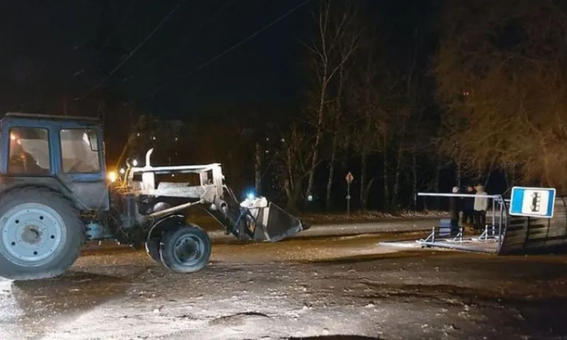 Сильный ветер перевернул остановочный павильон в Барнауле