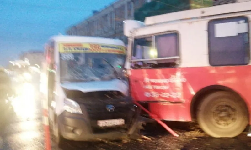 Восемь человек пострадали при столкновении троллейбуса и маршрутки в Сибири