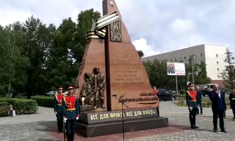 В Барнауле установили памятник эвакуированным в регион в годы войны промышленным предприятиям