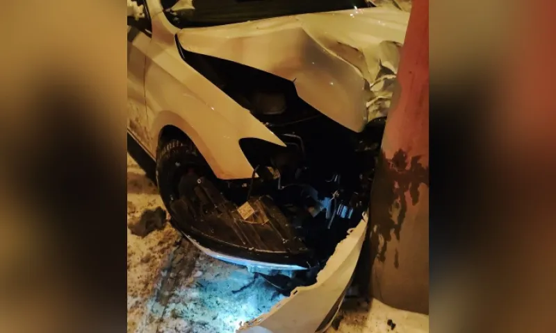 Водитель врезался в столб на одном из перекрёстков Барнаула