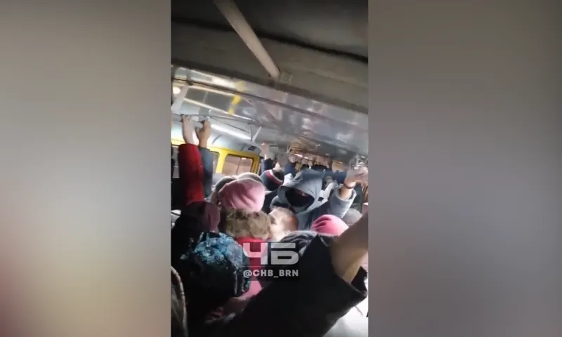 «Да всю жизнь так...»: барнаульцы снова жалуются на переполненные автобусы