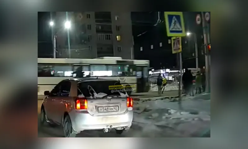 Водитель автобуса сбил на пешеходном переходе курьера «Яндекс.Еды» в Барнауле