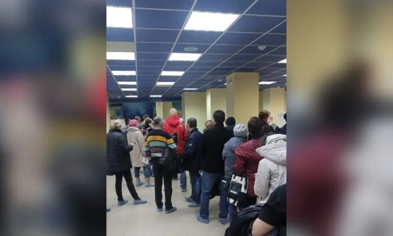Барнаульцы выстраиваются в длинные очереди на вакцинацию