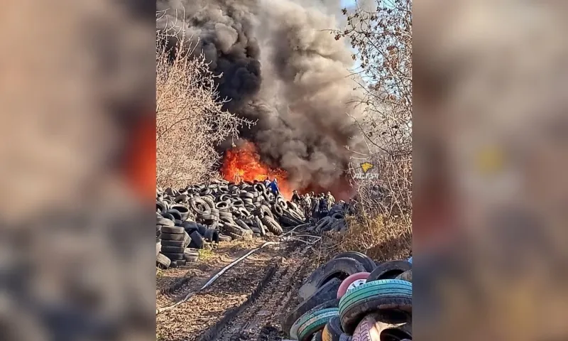 В Новосибирске загорелся склад покрышек
