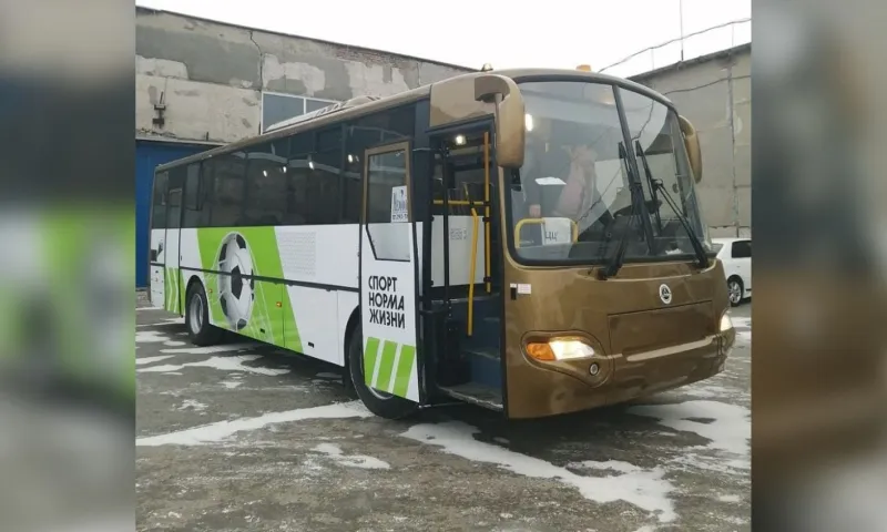Три спортивные школы Алтайского края получили новые автобусы